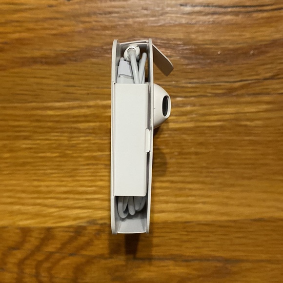 Apple Wired EarPods with Lightning Connector Headphones - White - Picture 6 of 9